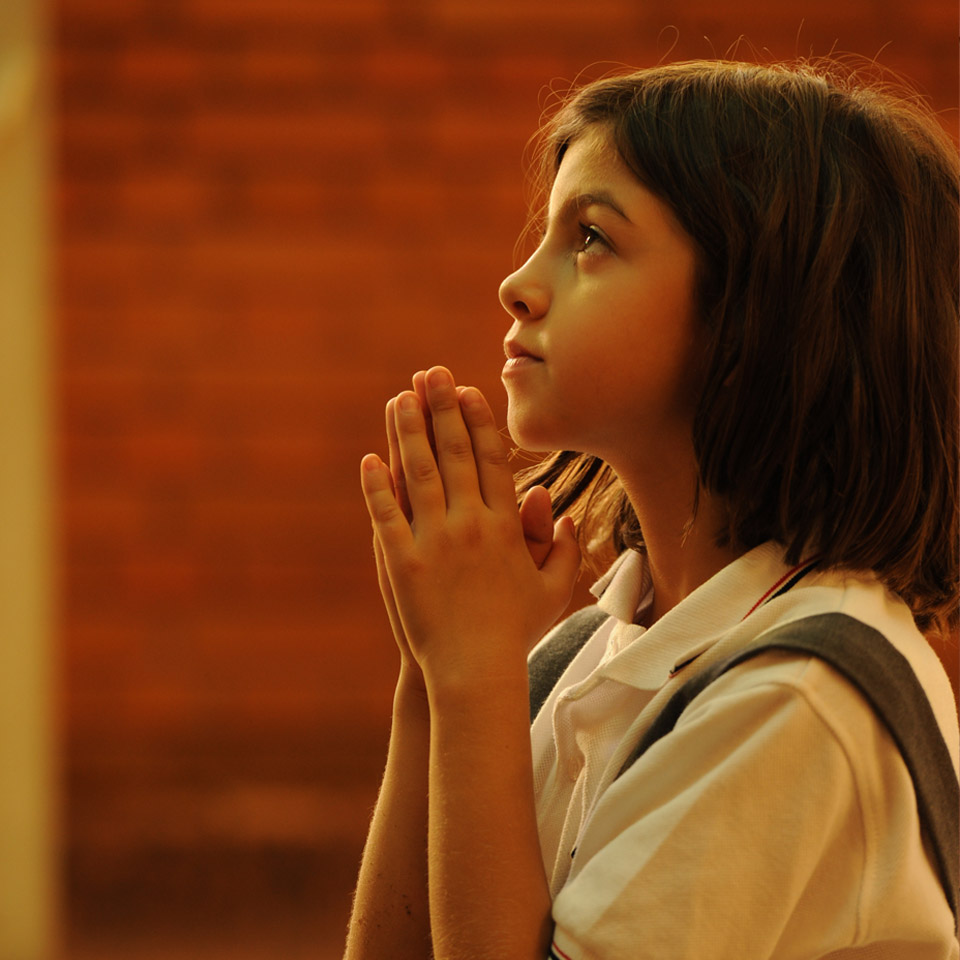 niña-rezando